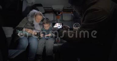 小巴旅行。 拍妈妈和孩子玩手机的手机视频